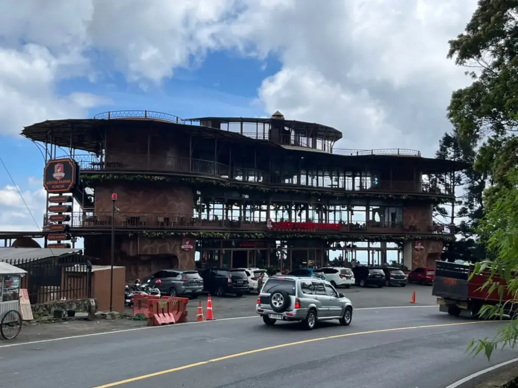 Soroti Ketidakadilan, PKL Puncak Pertanyakan Bangunan Asep Stroberi yang Tak Kunjung Ditertibkan