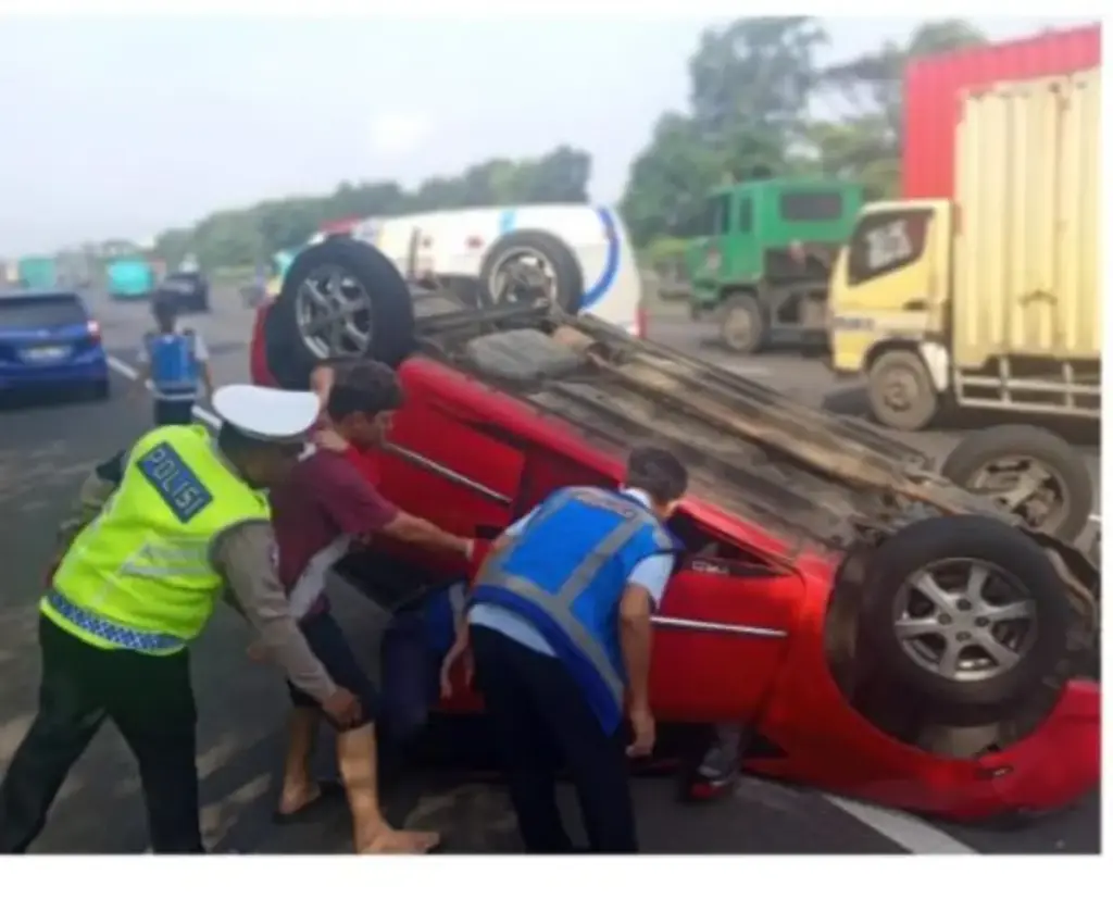 Mobil Ayla Terguling di Tol Jagorawi Bogor, Pengemudi Diduga Mengantuk