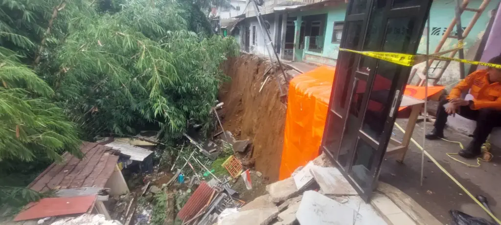 Longsor di Paledang Bogor Putus Akses Jalan hingga 10 Keluarga Terdampak