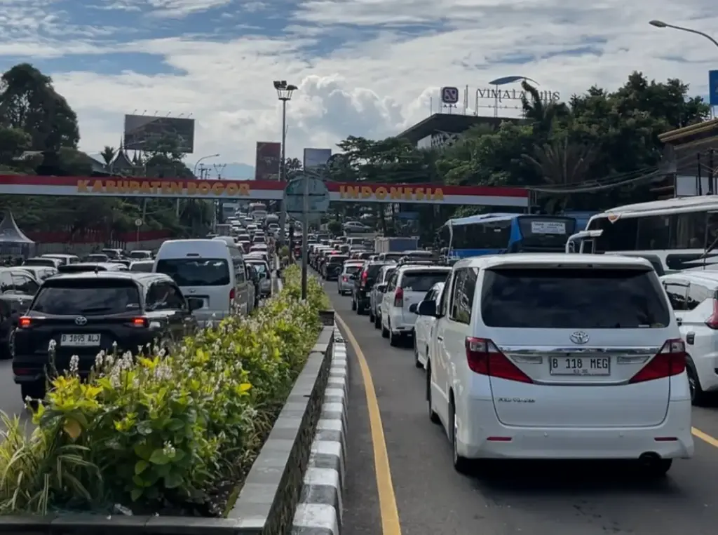 22 Ribu Kendaraan Melintas Jalur Puncak Saat Libur May Day