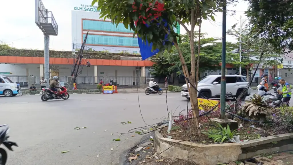 Kabel Optik Menjuntai di Jalan Juanda Bogor Picu Dua Pengendara Terjatuh