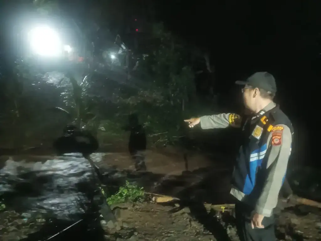 Jembatan Cigoha Tanjungsari Kembali Ambruk, Warga Terpaksa Cari Jalur Alternatif
