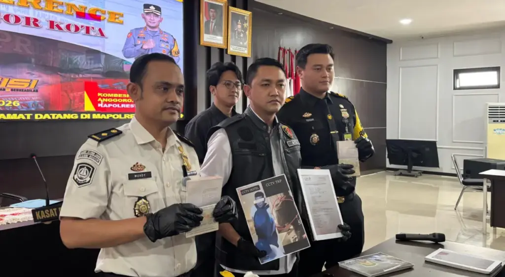 Pakai Topeng Lionel Messi, Komplotan WNA China Bobol Rumah di Bogor