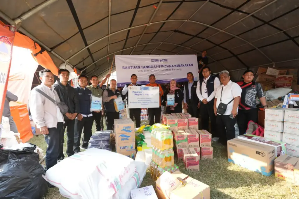 BRI Region 9 Bandung Salurkan Bantuan Logistik dan Survival Kit Bersama YBM BRILian