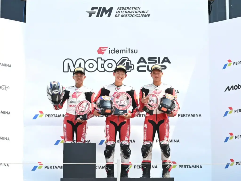 Melesat di Tengah Persaingan Ketat, Bintang dan Resky Naik Podium Moto4 Asia Cup