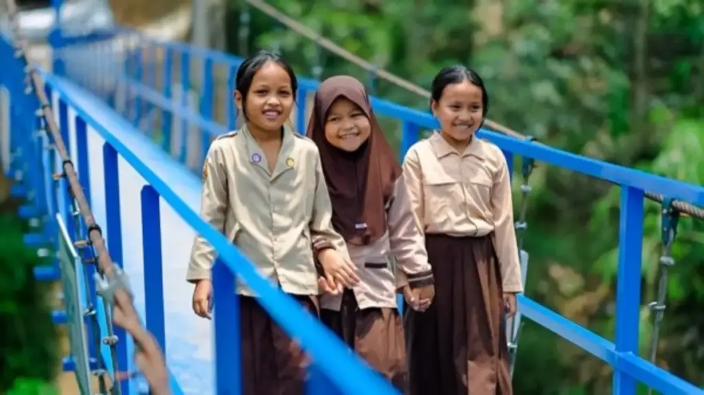 BRI Peduli Bangun Jembatan Gantung di Cianjur, Permudah Akses Sekolah dan Aktivitas Ekonomi Warga