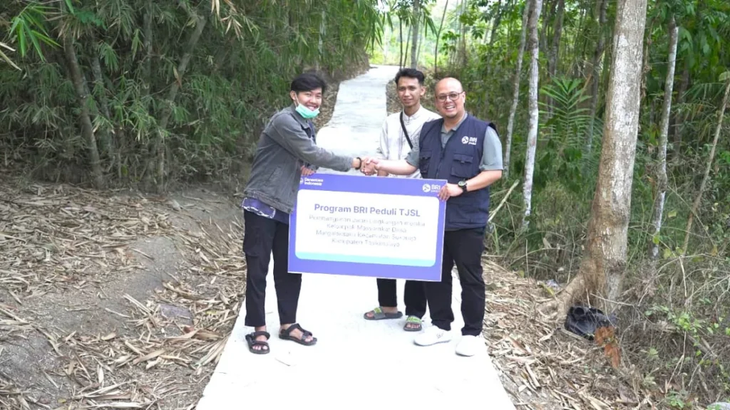 BRI Peduli Ubah Jalan Gang Tanah yang Licin Menjadi Jalan Beton di Pelosok Desa Tasikmalaya
